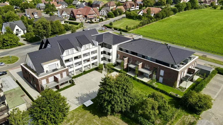 Ansicht der Wohnanlage mit schönen neuen Ferienwohnungen